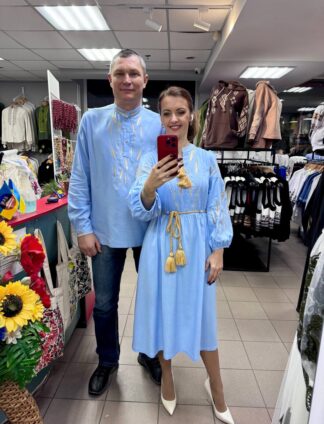 А-000149 Сукня "Квітослава" та сорочка "Золотаве колосся" льон у блакитному кольорі з золотавою вишивкою "колосся"