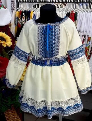 Комплект сорочка з вишитою синьою геометрією та спідниця у білому кольорі з геометричним орнаментом