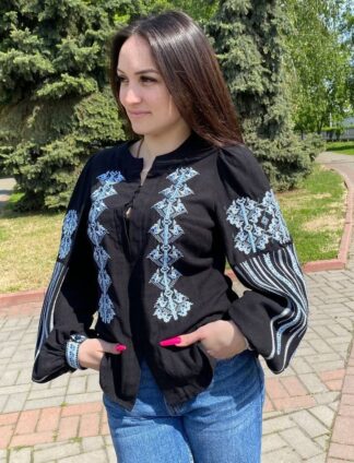 Сорочка "Стежина" у чорному кольорі з блакитною вишивкою