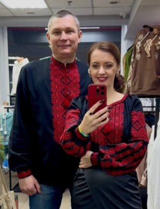 А-000146 Сорочка чоловіча та жіноча  "Два серця" у чорному кольорі з червоним орнаментом