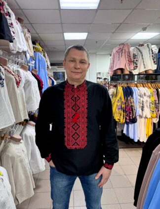 А-000153 Сорочка "Два серця"у чорному кольорі з червоним орнаментом
