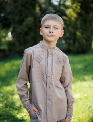 А-000025 Сорочка на підлітка комірець стійка у бежевому кольорі з коричневим та бузковим орнаментом